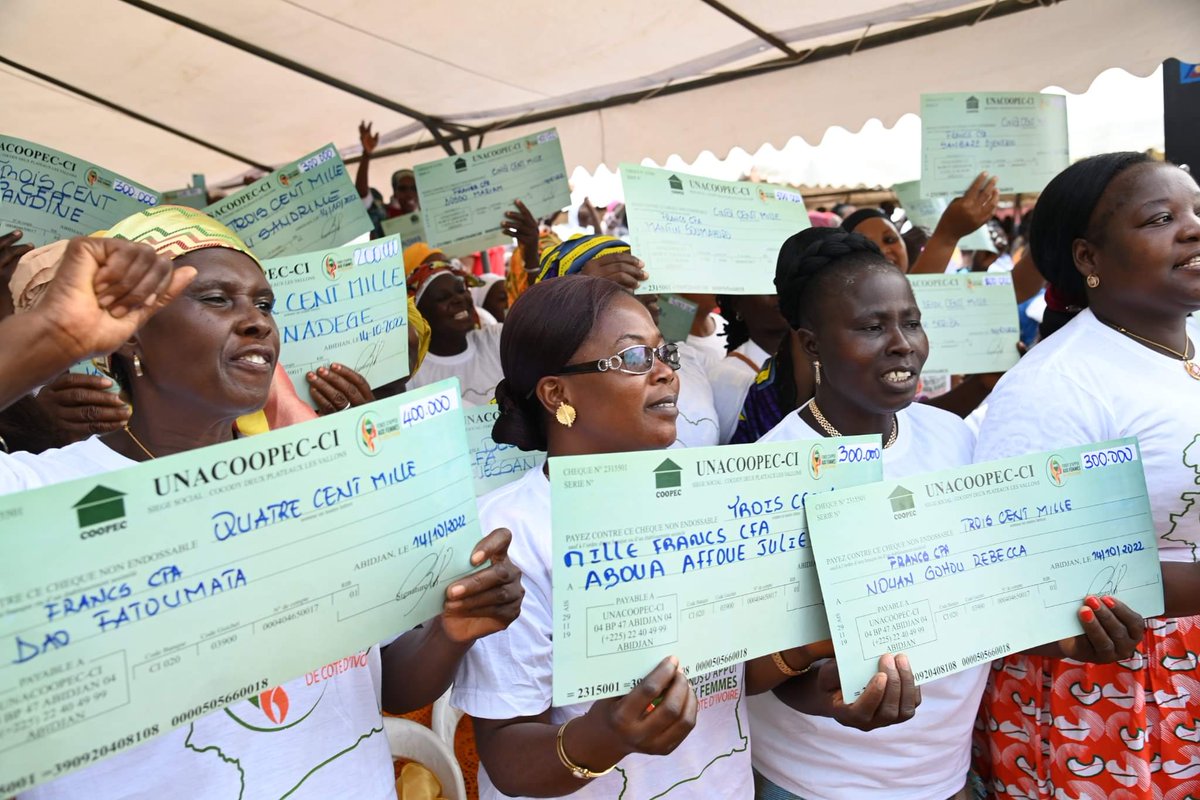 dmBelmonde's tweet photo. 2/3 Dans le cadre du #FAFCI la Première Dame a remis des chèques et fait dons de vivres et non vivres dont du matériel technique, aux femme de ville de Toumodi.
Le Fonds d'appui aux femmes de Côte d'Ivoire permet de renforcer la résilience de nos mamans et de nos sœurs. https://t.co/pcp1Zls59b