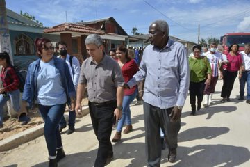 Cuando un gobierno camina las calles, habla con el pueblo, toca los problemas con las manos y los ve con sus ojos podemos decir que es un gobierno de pueblo y las esperanzas de salir adelante florecen. Sin dudas saldremos de ésta. #FuerzaCuba #CubaPorLaVida.