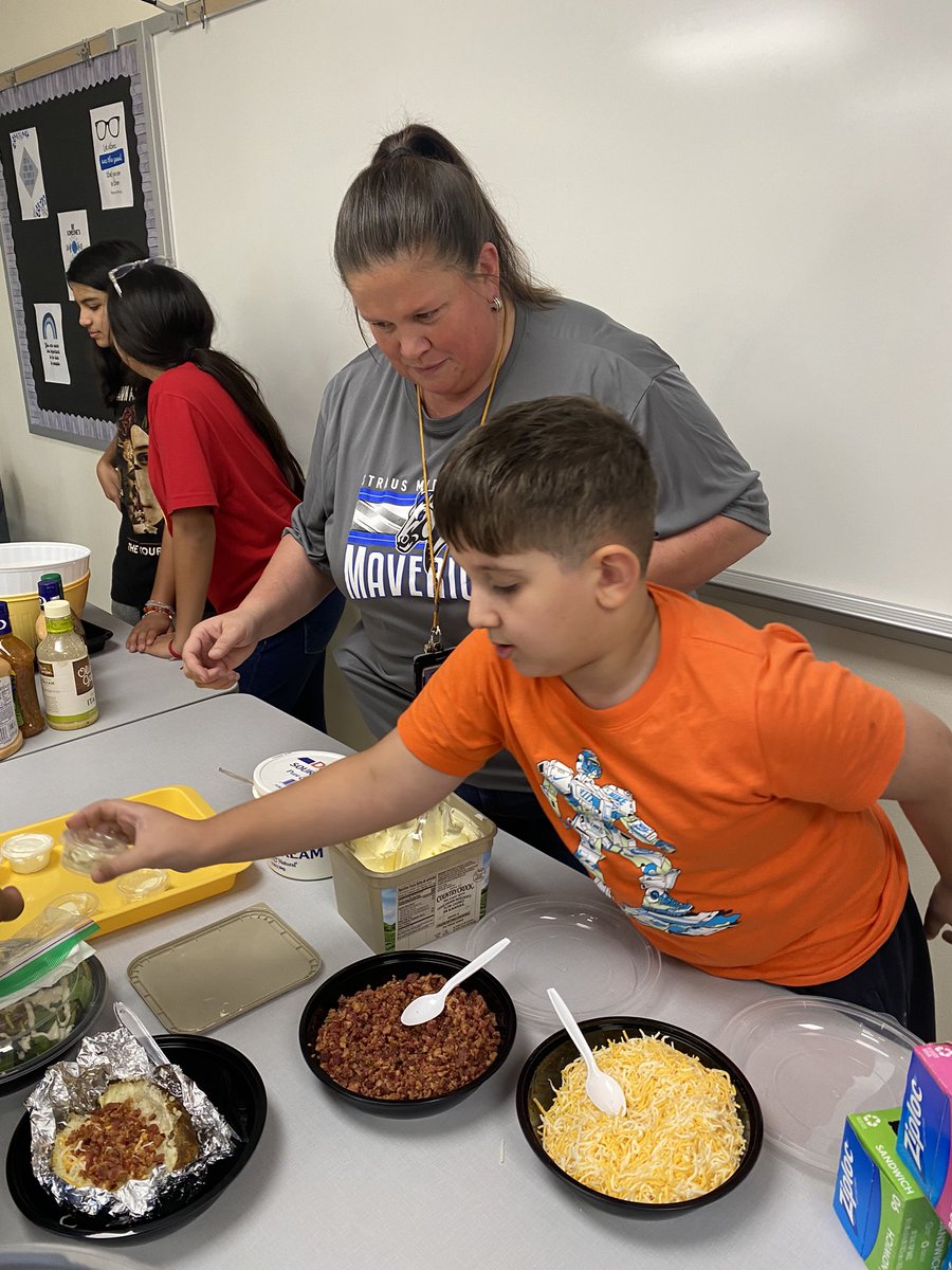 TinaHaden1's tweet photo. Friends Having Fun Club did a great job today at our baked potato/salad lunch. @NISDstrausSped @NISDStraus @HSanchezJSMS https://t.co/k3RIIfQdR3