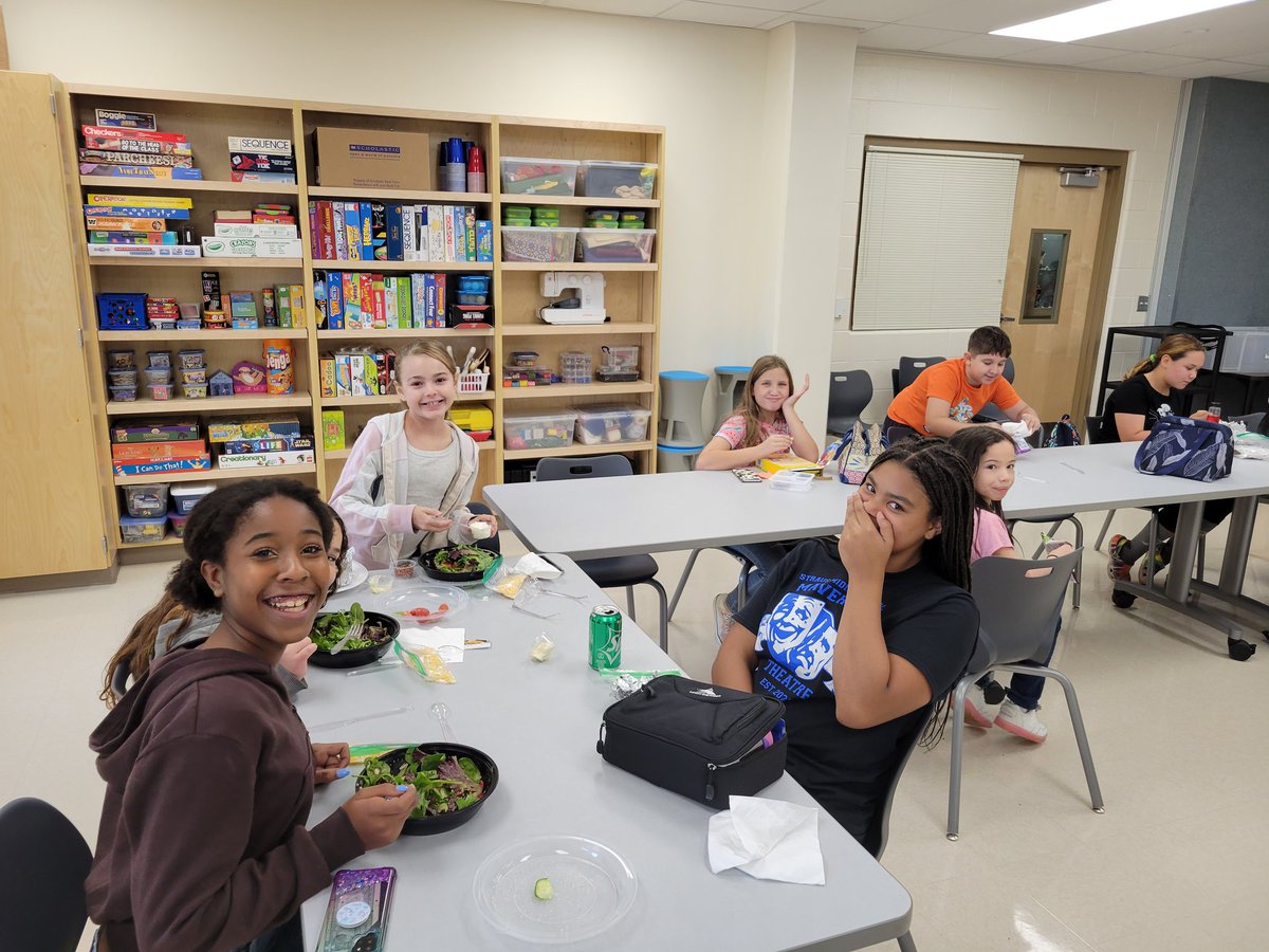 TinaHaden1's tweet photo. Friends Having Fun Club did a great job today at our baked potato/salad lunch. @NISDstrausSped @NISDStraus @HSanchezJSMS https://t.co/k3RIIfQdR3