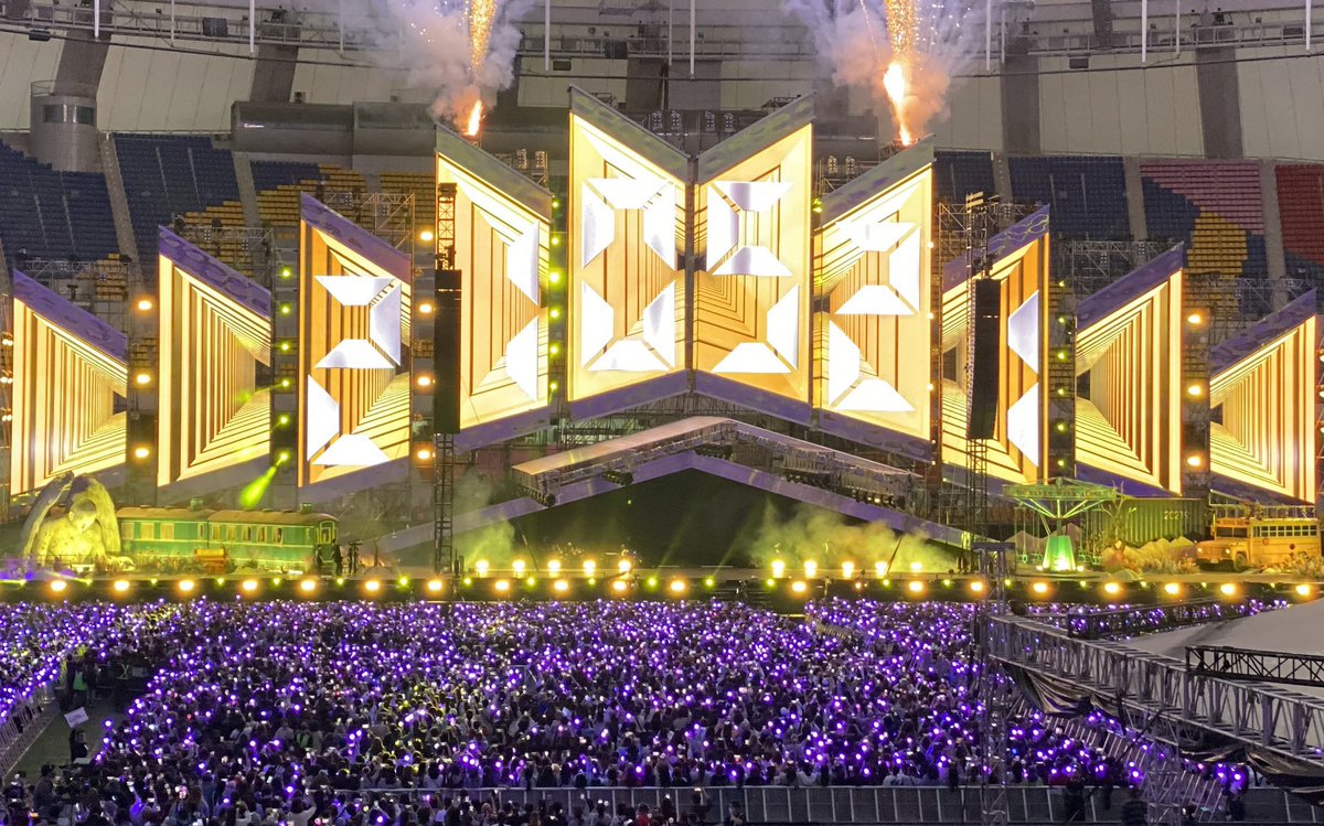 katie_withlove's tweet photo. Ok top honors have to go to the guys for the set list &amp; then the stage designer for the incredible stage visuals… honorable mention to the drone. #BTSYetToComeinBusan #YetToComeinBUSAN #btssrmy https://t.co/CpWt6VZm8s
