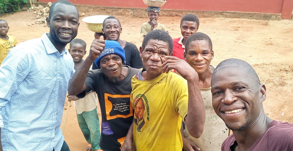HMPAMESSOUA's tweet photo. Un moment de partage, de joie avec les Pygmées de Mongoumba. 

Être ensemble dans la diversité, c'est possible. https://t.co/5dvJTjWZQm