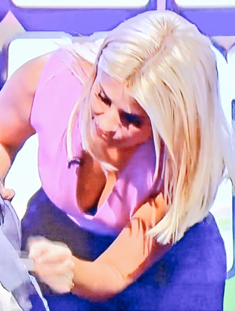 ReturnOfTBW's tweet photo. Holly Willoughby 😍😍😍 https://t.co/BVHLerYEdZ