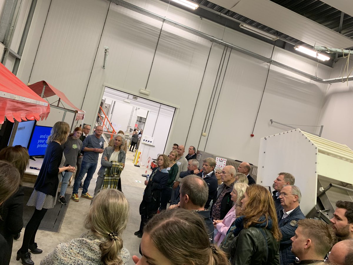 WytskeT's tweet photo. Het is een drukte van belang bij de open dag van #foodtechbrainport tijdens de @DutchFoodWeek . Presentaties van studenten, uitleg over nieuwe technieken. Tot 17.00 kunt u het zelf gaan horen, zien en proeven! https://t.co/pZJq89POze