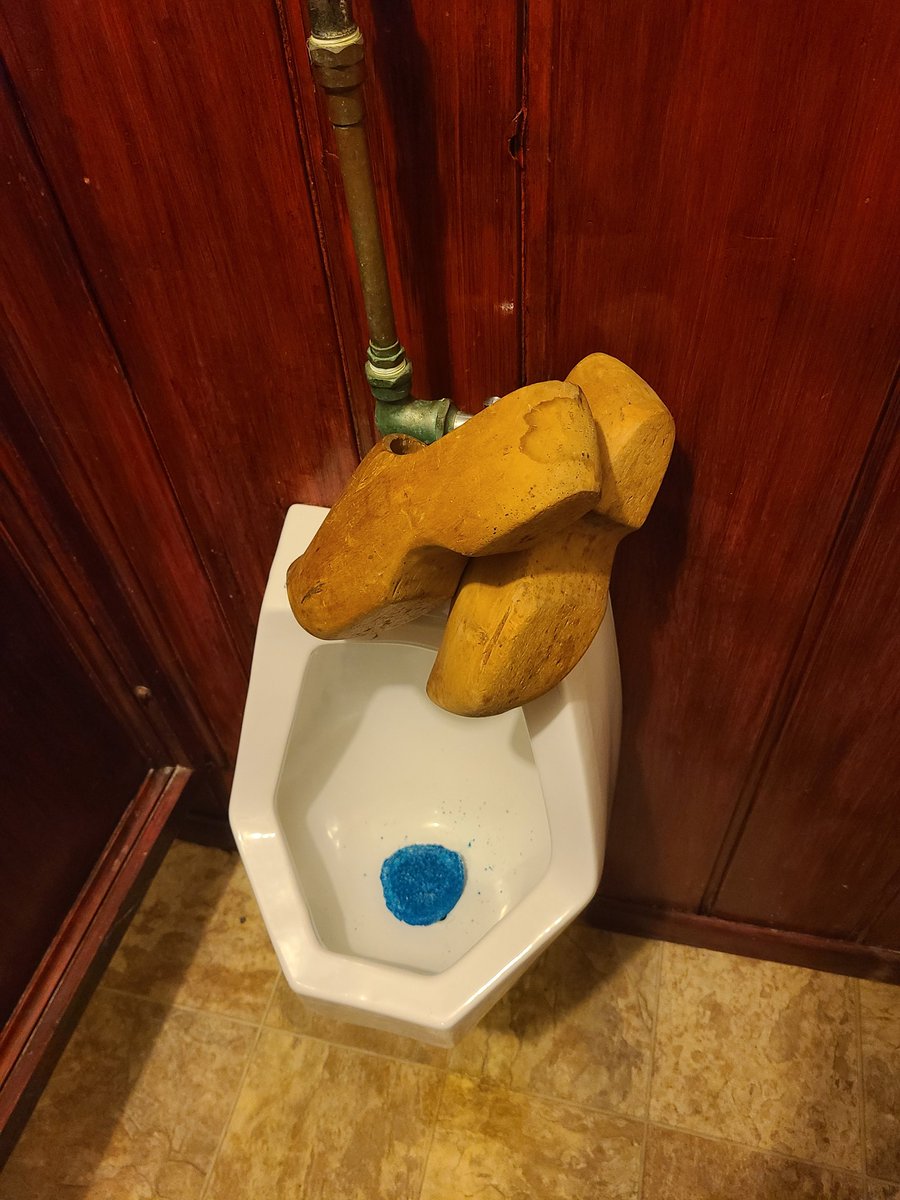 WendigoPBFox on Twitter "Someone clogged the toilet"
