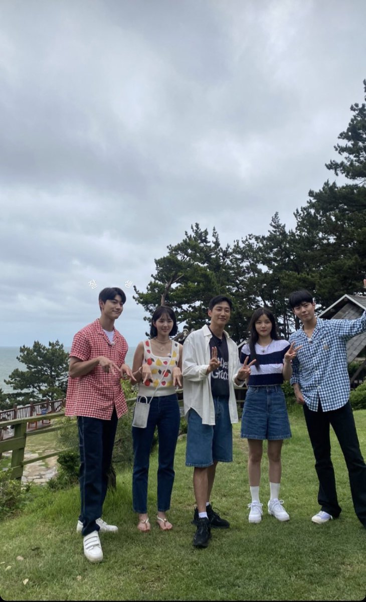 onlyforboyoo's tweet photo. They need to release more photos of our #LoveInTheMoonlight Team!!!

#구르미그린달빛 
#ParkBoGum #KimYooJung #ChaeSooBin #KwakDongYeon #JungJinYoung https://t.co/aFTMa9I0Go