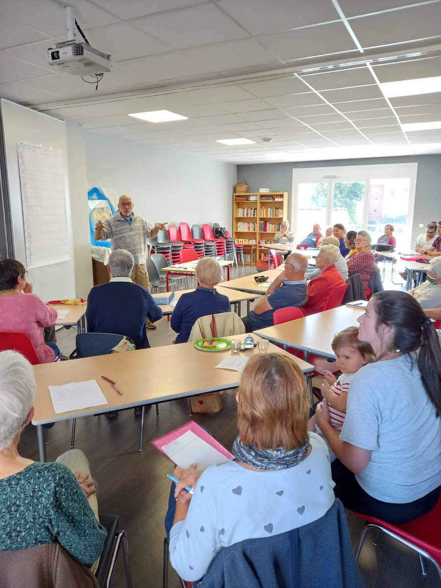 ParoisseSteC's tweet photo. Ce samedi, Conseil Pastoral Paroissial à Rives. Près de 40 participants. Bienvenue à tous ! https://t.co/XBemfsJ4V4
