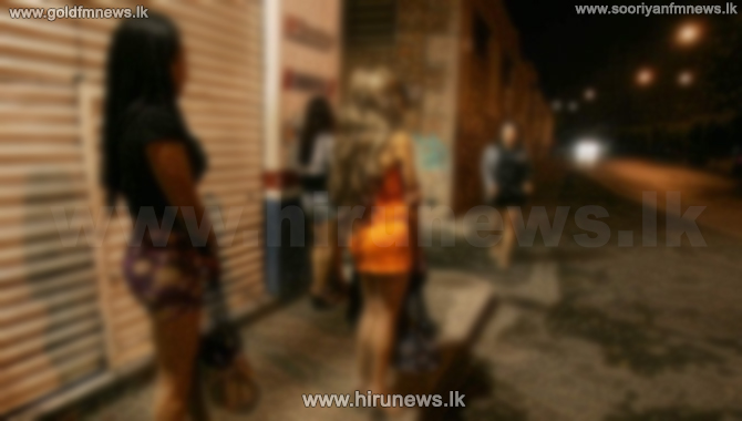 hirunews's tweet photo. වීදි ගණිකාවන් යොදාගෙන රැයක් දවාලක් නැතිව 
සිදාදියේ කෙරූ අමුතුම සෙල්ලමක් එළියට
වැඩි විස්තර >>>https://t.co/K1rxyLSWe9
#Hirunews #HiruSinhalaNews #HiruEnglishNews #LKA #Srilanka #TruthAtAllCosts https://t.co/iFJvJs2MdA
