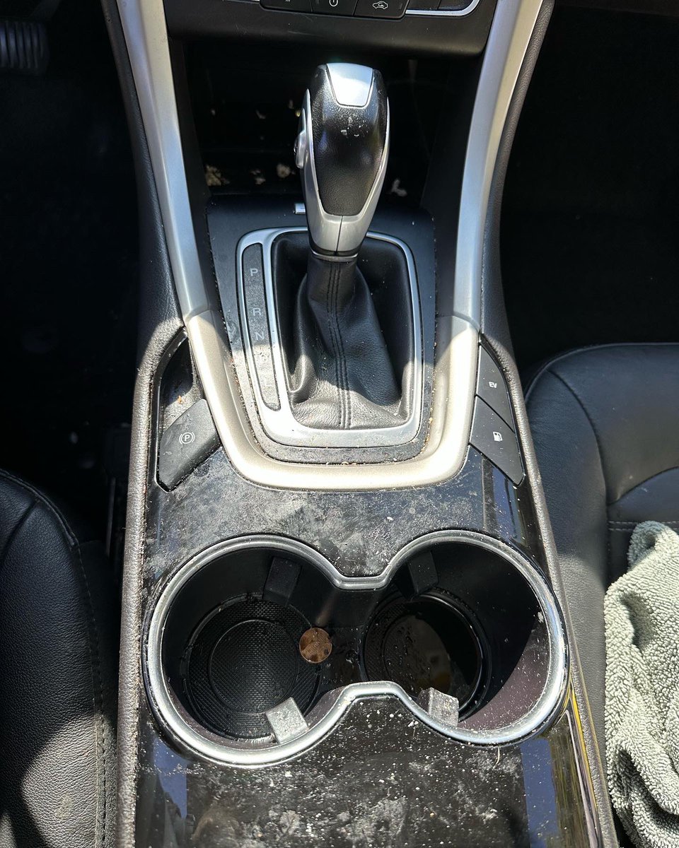 DavesDetailing's tweet photo. Before &amp; After Cup holder cleaning 🧼 👀🔥💯 #davesdetailingllc #satisfyingcleaning #booknow #goodmorning #satisfyingpost #satisfying #saturday #clean #beforeandafter https://t.co/atCNkNQ64z