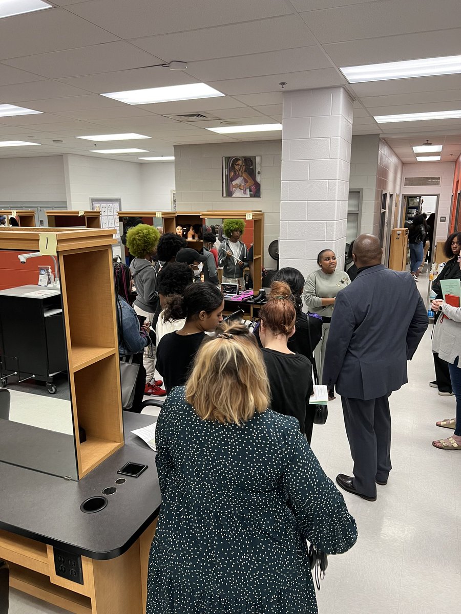 etrivas's tweet photo. We welcomed many to Carver's Magnet Open House this week.  Good luck to all Carver hopefuls! @KyriaJoseph @BaltCoPS https://t.co/CuhEZUeJEw