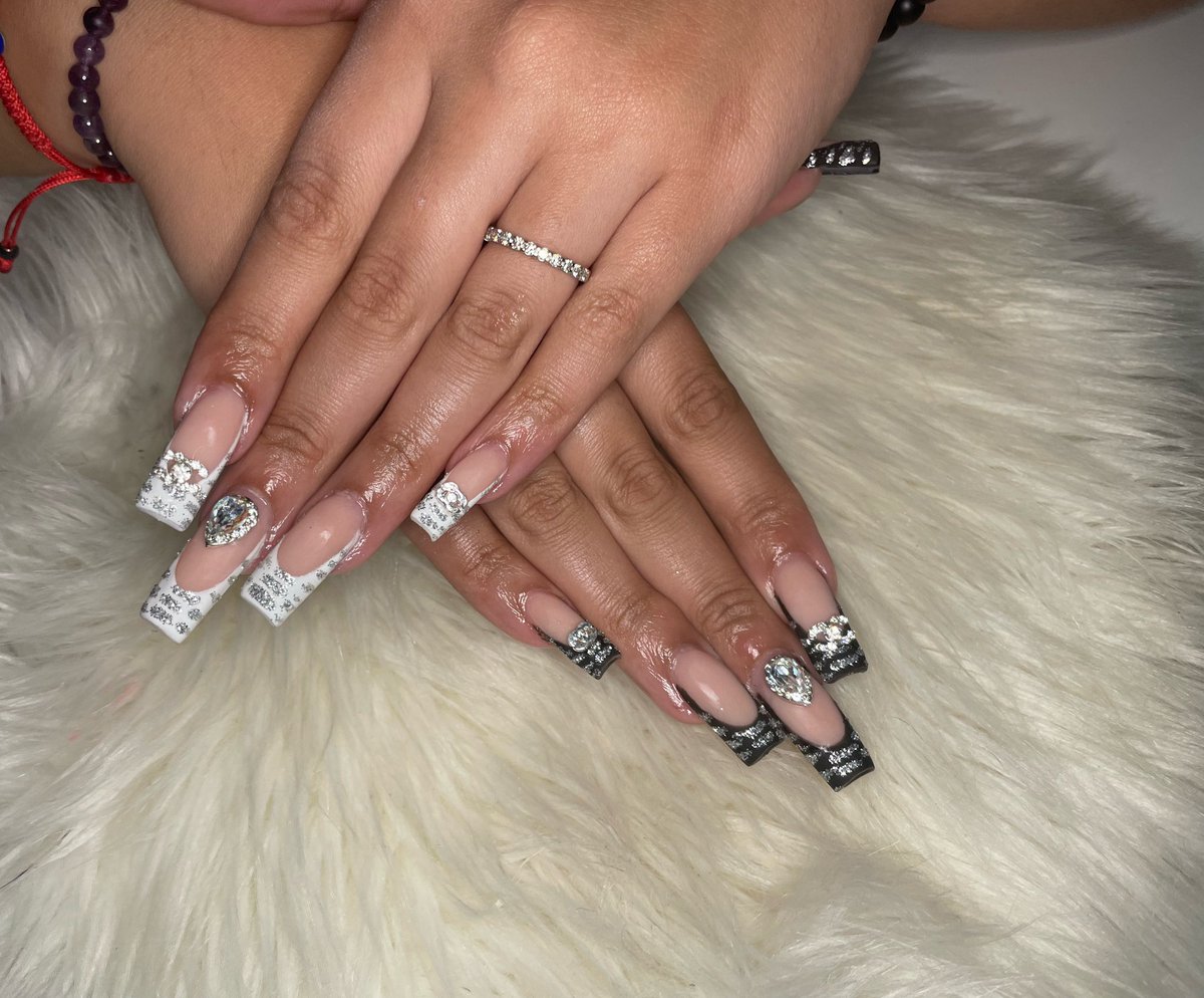 mialuxenails's tweet photo. A little black and white action ! 🖤🤍🥳don’t forget to follow my Instagram! 

#nails #miaminailtech #miaminails #SmallBusiness #birthdaynails https://t.co/eMGg5F5uzR