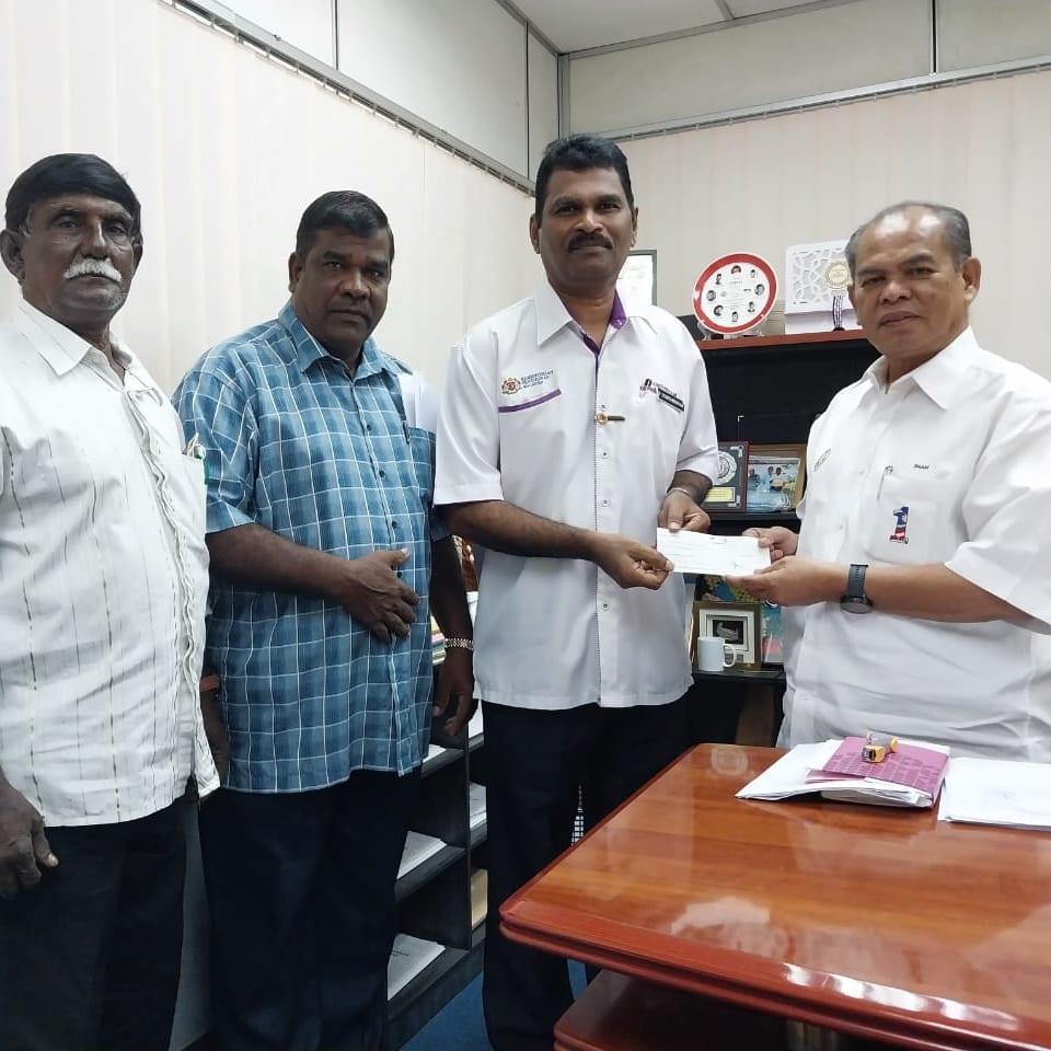 MIC_Perak's tweet photo. Dengan prihatin Dato Sham, Setiausaha Politik Menteri Besar Negeri Perak memberi sumbangan kewangan sebanyak RM3,000 untuk Sukan Tahunan Sekolah SJKT Ladang Soon Lee. #MICPerak https://t.co/QfkDDnG2sa
