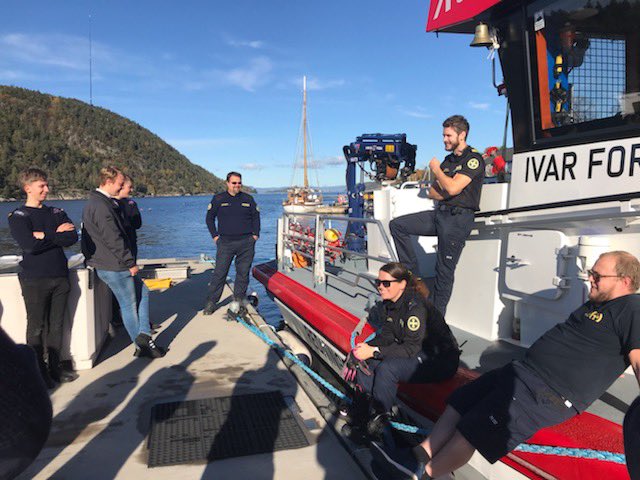 NSSR's tweet photo. Prinsesse Ragnhild og Ivar Formo har besøk av flott ungdom fra Drammen sjøspeidere #nssr #rs170 #rs171 #sjøspeiderene https://t.co/wvdfgs0tzw