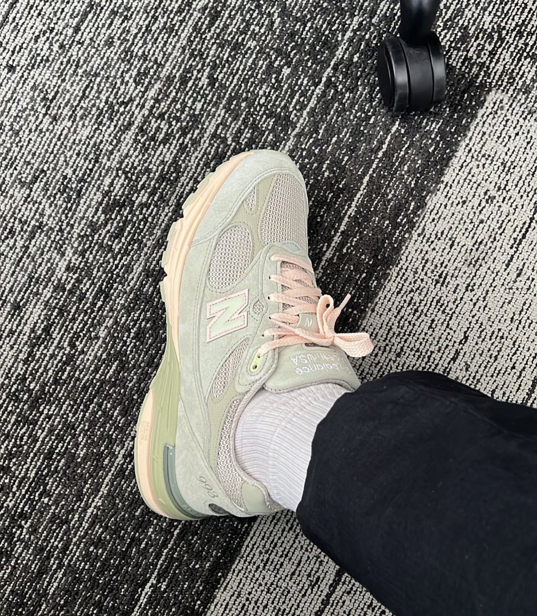 FitThemAll's tweet photo. Nouvel aperçu de la New Balance 993 x Joe Freshgoods « Sage » 🍈 https://t.co/hfgNIFqcDE