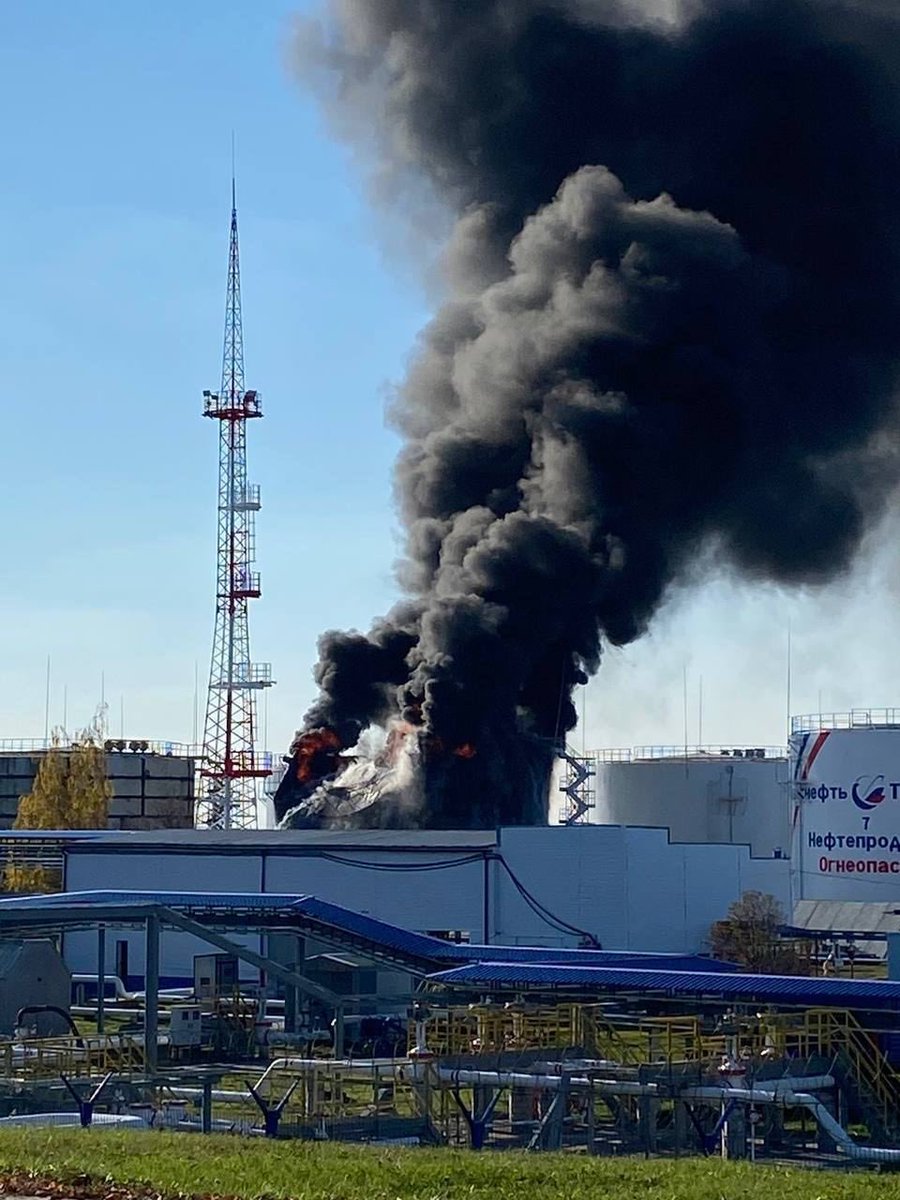 RT @nexta_tv: A fire at an oil depot in the #Belgorod region from a closer distance. https://t.co/jqHZMOGVac