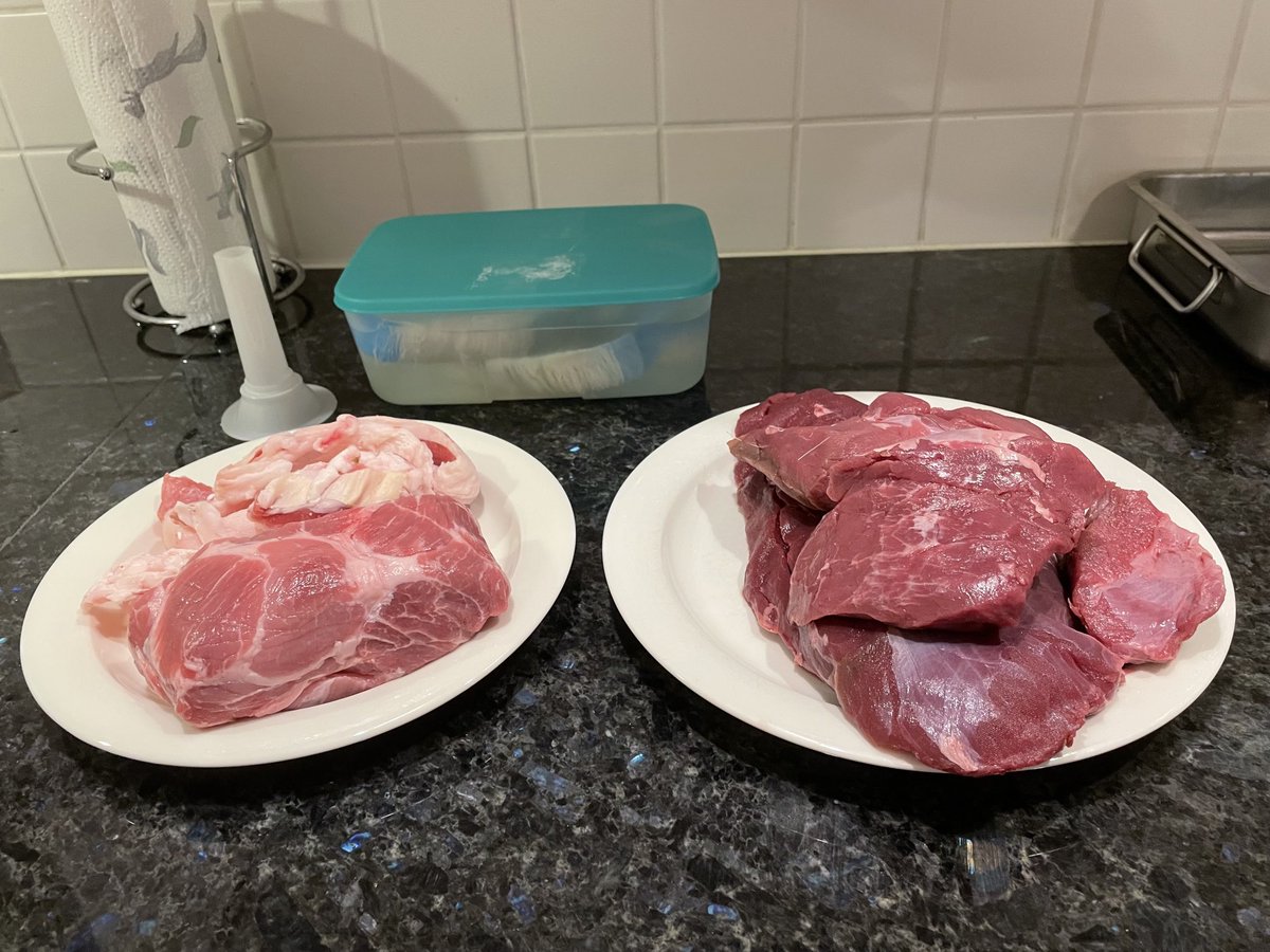 Meillä ei ole makkaraa mutta kohta on. Viimevuotisia hirven ja peuranlihoja alta pois. #syksy #erä