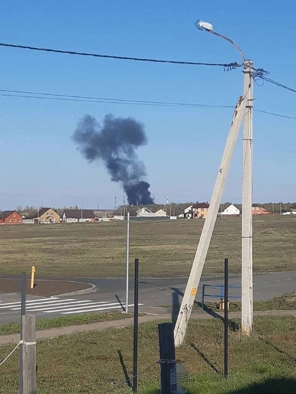 NOELreports's tweet photo. An oil depot is on fire in the Belgorod region 🔥🔥 https://t.co/WRvd51WZ29