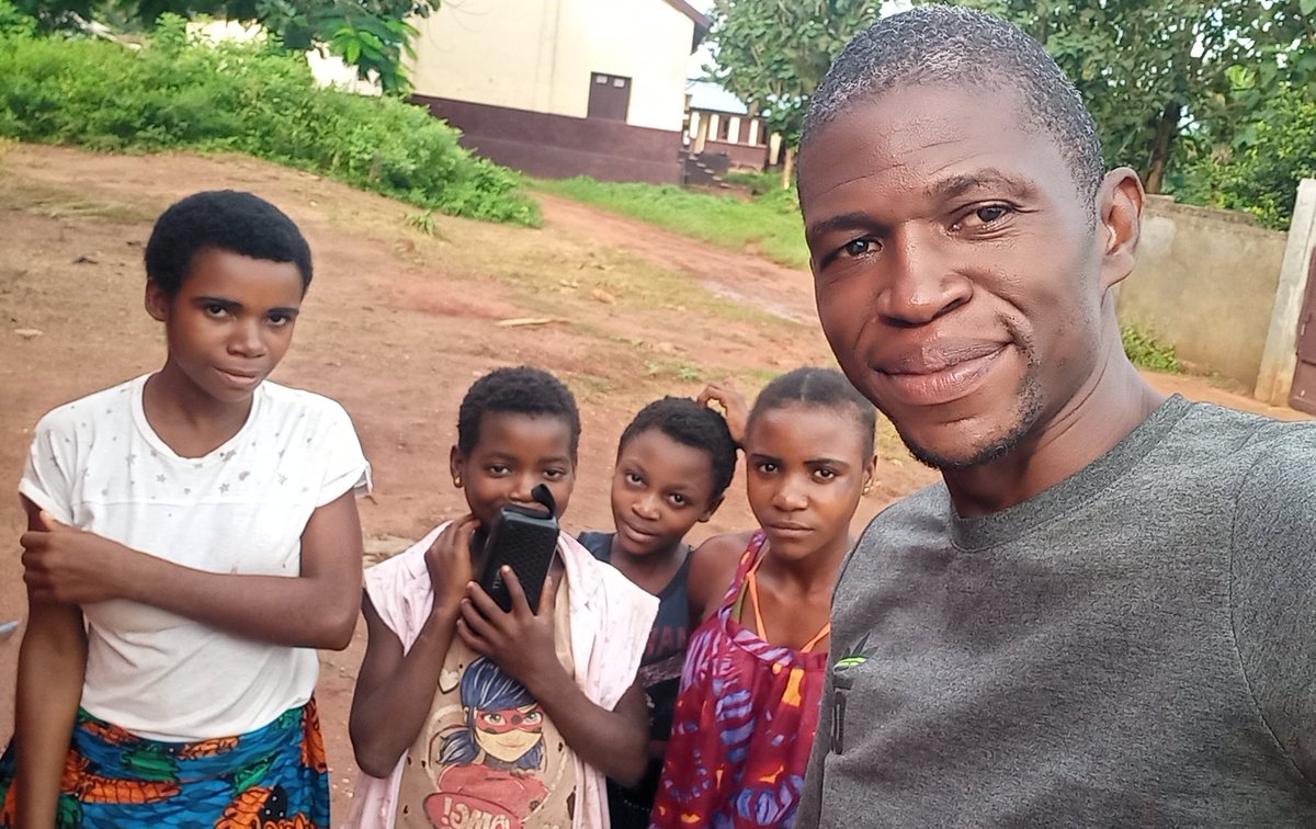 HMPAMESSOUA's tweet photo. À Mongoumba  où je sejournais, j'ai eu à échanger avec les filles pygmées sur l'autonomisation et l'éducation des filles issues de leur communauté. https://t.co/0EaHYu65sm
