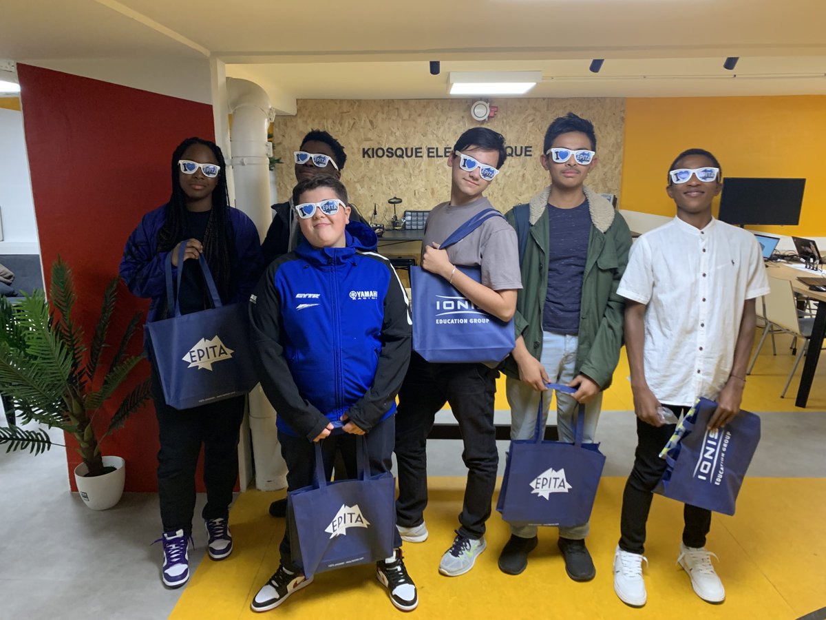EPITA's tweet photo. Nous avons eu le plaisir d'accueillir 2 classes de lycéens à l'EPITA cette semaine.
Pour l'événement #OptionInnovation 🚀
L'occasion pour eux de découvrir 2 ateliers immersifs :
1️⃣ Un escape game en réalité virtuelle
2️⃣ La conception 3D et l'impression de leur porte-clé https://t.co/pTGeNSG8zy