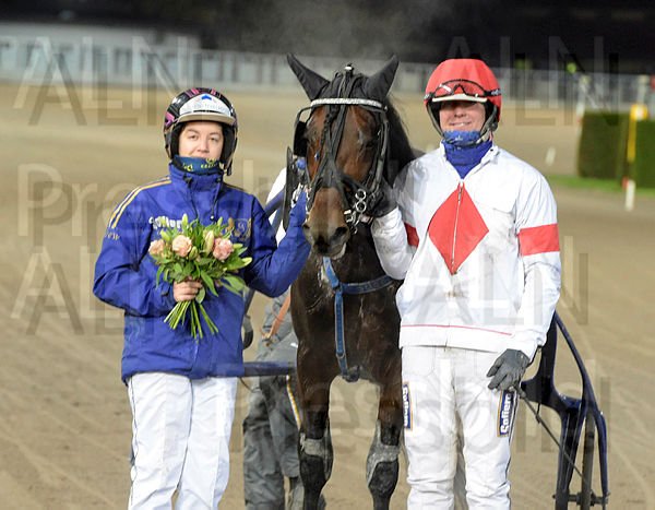 Ensimmäinen viikko takana ja Solvallassa päästiin jo keskiviikkona passihevosen Jikininkin kanssa voittajakehään🤩

Täällä on ihmisen hyvä olla!

#stallgoop #sweden #working