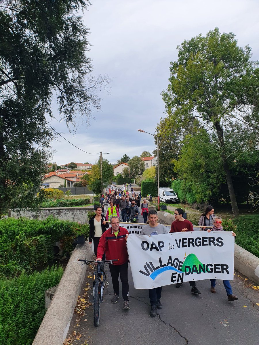 alternatibanv63's tweet photo. 100 manifestants dans les rues d'Orcet (63) contre le projet de reclassement en terrain constructible d'un oasis naturel plus de 2 ha. Cela s’inscrit dans une journée de mobilisation nationale @Alternatiba_ @AnvCop21 pour dire #StopProjetsClimaticides https://t.co/pWCHBAvlE0
