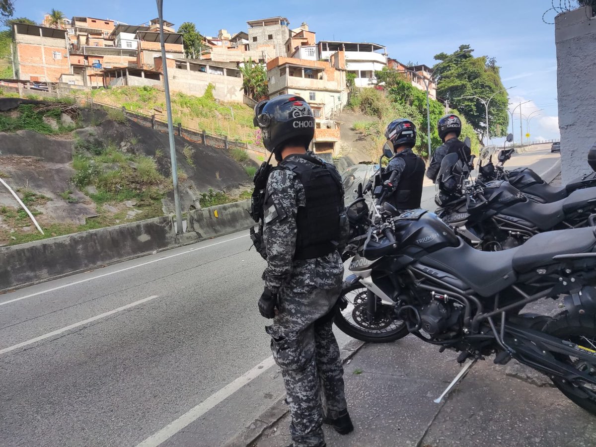 PMERJ's tweet photo. Policiais do #BPChq reforçam o policiamento na autoestrada Grajaú-Jacarepaguá, na manhã deste sábado.
Estamos nas ruas!! #ComplexoDoLins https://t.co/2wR3QeOAh1