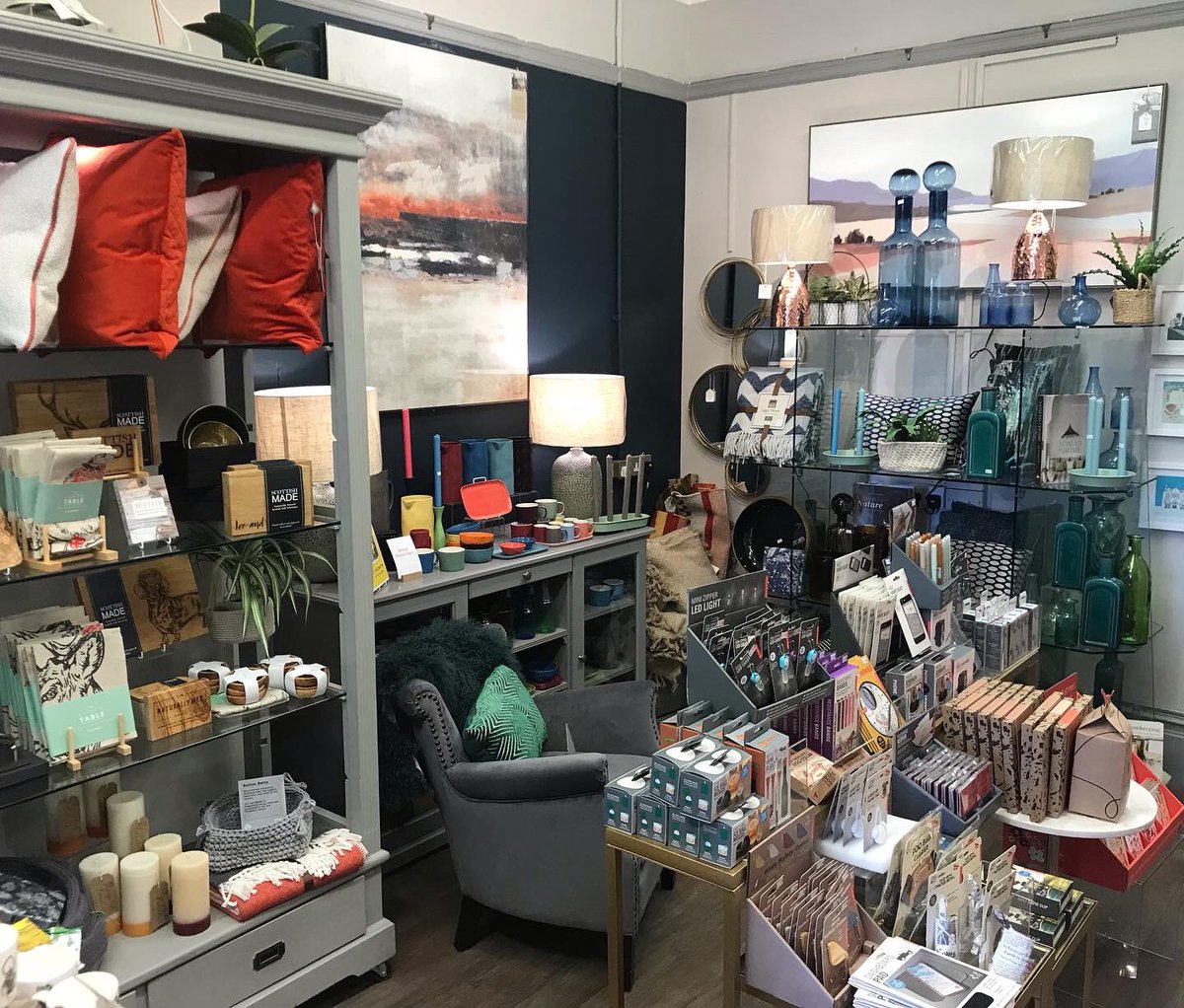 thefilmcritic1's tweet photo. Day 287 - New Experience - #numbertwenty #berkhamsted #BERKO lovely walk ☀️ and a chance to pop into this shop. Lots of interesting items and I left with some soap 🤗 https://t.co/D5fZDyaxOJ