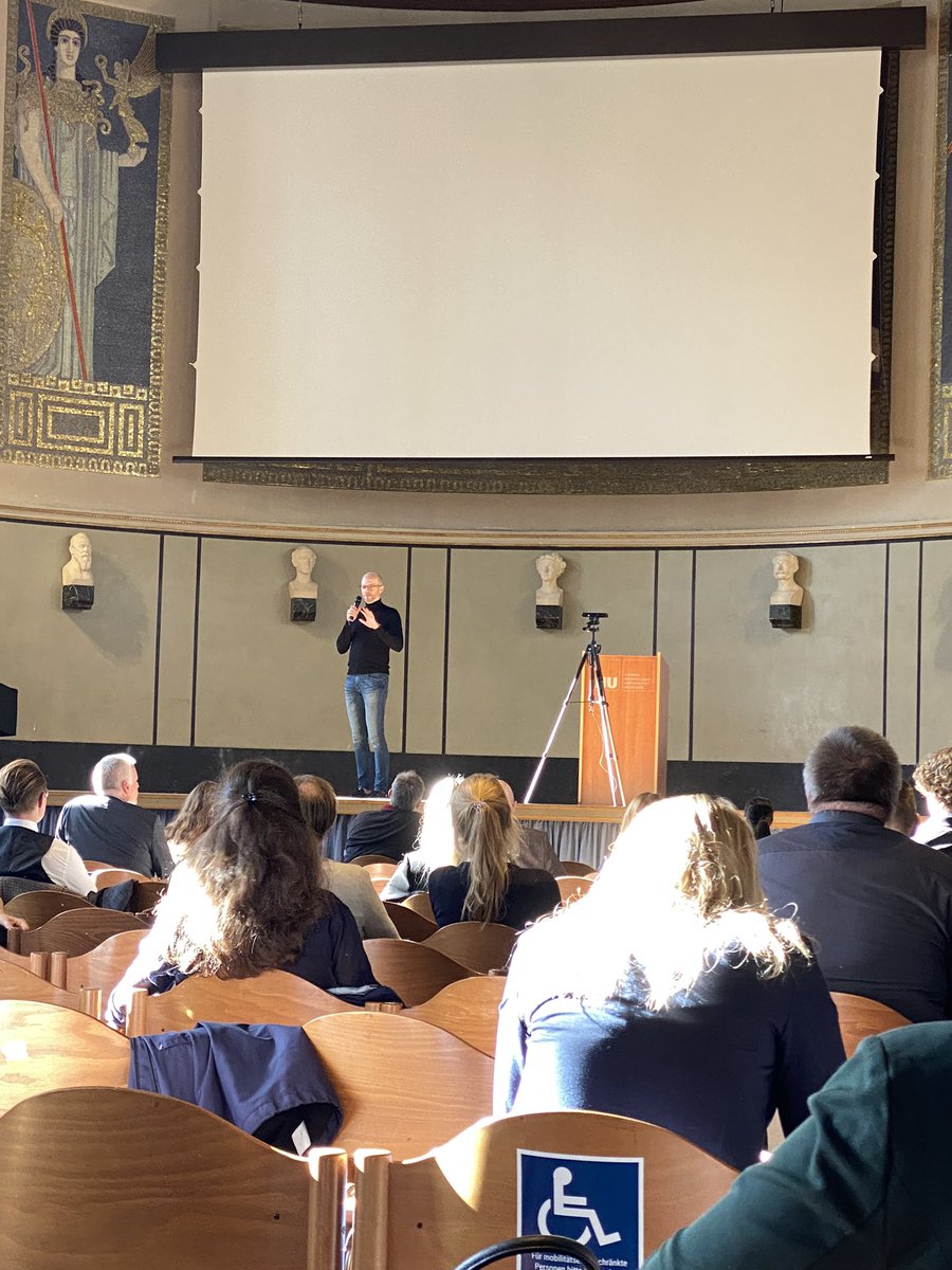 Benedikt Windau <a href="/zpoblog/">zpoblog</a> live und in Farbe 😎👌🏻😏 
<a href="/mrtnfrs/">Martin Fries</a> hat Recht, alleine deswegen hat sich gelohnt bei der Veranstaltung heute dabei zu sein 
<a href="/MunichLegalTech/">MLTech Student Association</a> #legaltech