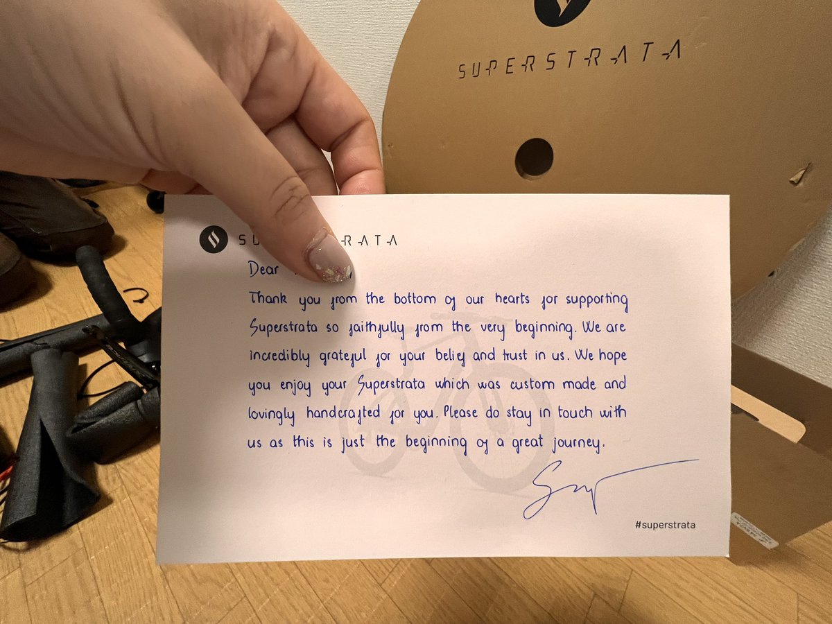 miyamiya's tweet photo. 開封後のセットアップが全く理解できないのでやってくれるのを待ちつつ、クラファン支援のお礼メッセージが手書きでとても可愛いなって思う。
バッテリー充電しとけば明日は新車でサイクリングいけるかな🚴♀️💨
(専門店でメンテしてもらう方が良いとか、不要かもしれないとか言ってるし)#superstrata https://t.co/2YnOYk7kRO
