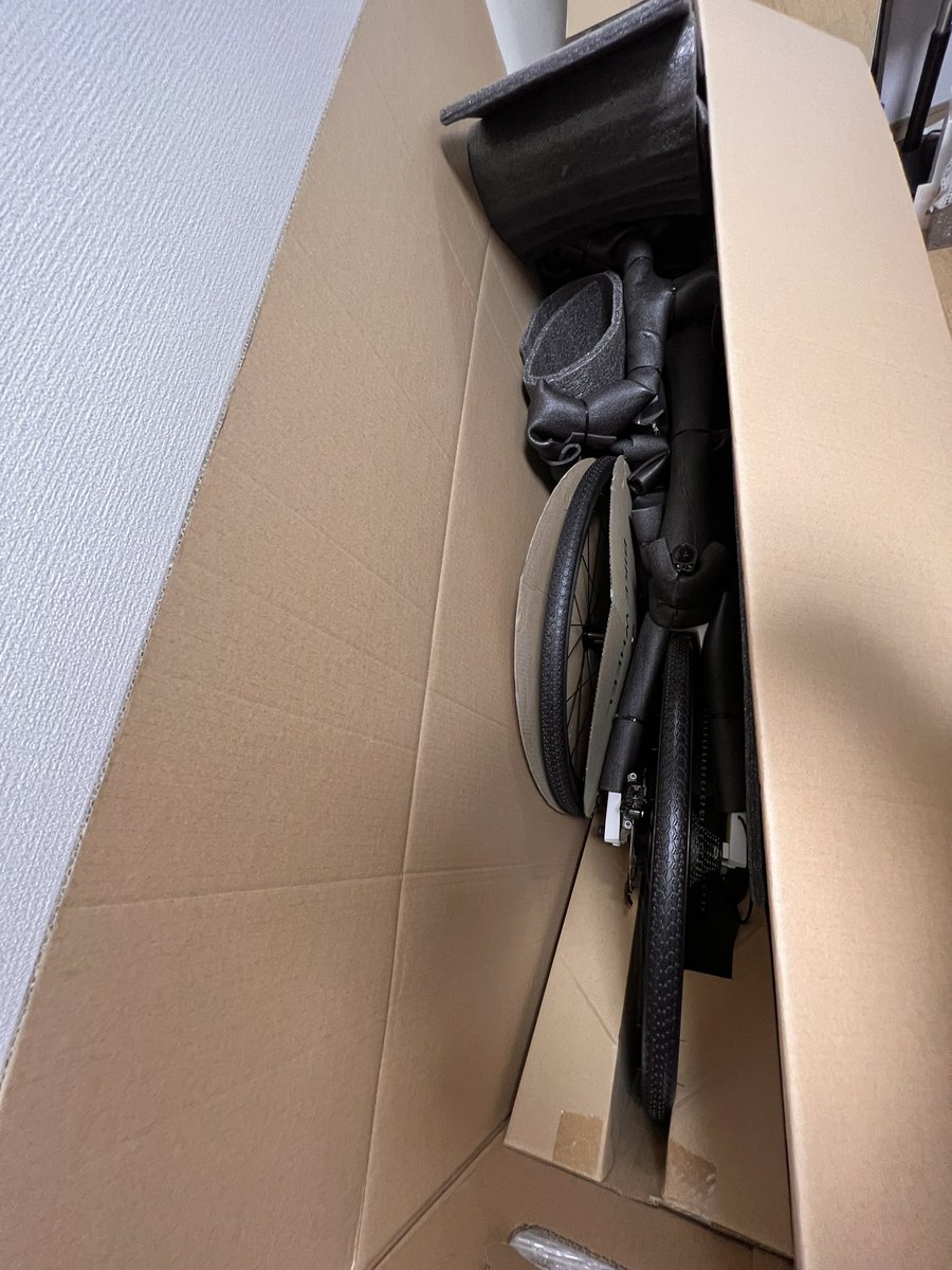 miyamiya's tweet photo. 開封後のセットアップが全く理解できないのでやってくれるのを待ちつつ、クラファン支援のお礼メッセージが手書きでとても可愛いなって思う。
バッテリー充電しとけば明日は新車でサイクリングいけるかな🚴♀️💨
(専門店でメンテしてもらう方が良いとか、不要かもしれないとか言ってるし)#superstrata https://t.co/2YnOYk7kRO