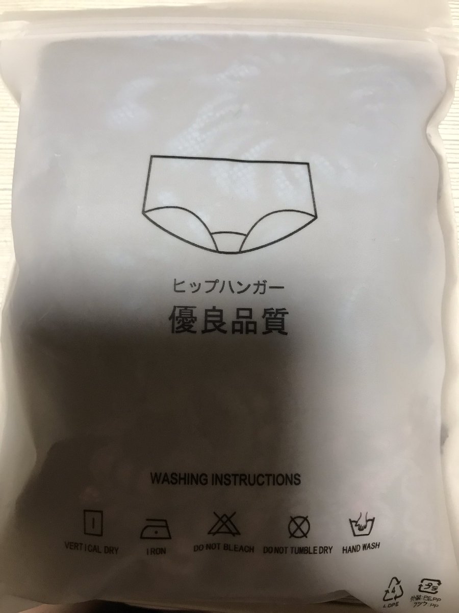 kanachan_pan's tweet photo. なんかさっきポストに何か入れてるような音したから取りに行ったらこれ😱
え！？真剣に怖いんですけど。 https://t.co/VPCh9ZBhTk