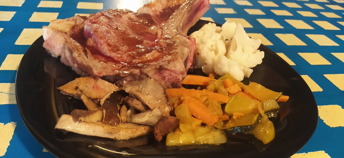 Hoje para comer ou cear na Arca, costeleta de Angus, couve-flor e cabacinhos de Tralaleira e shitakes de Trives. Nhammm!!!