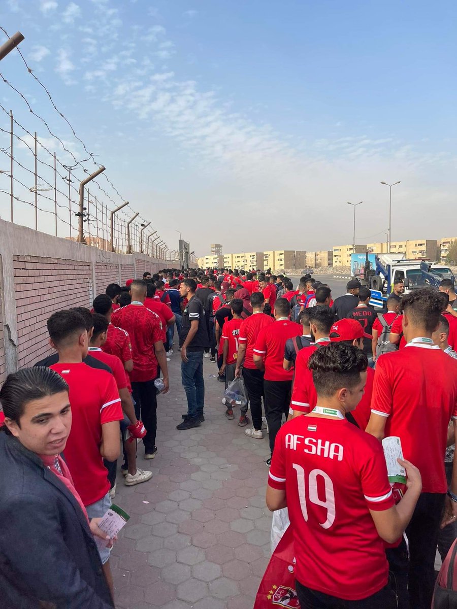 بداية دخول جمهور الاهلي الان الى الاستاد 🦅