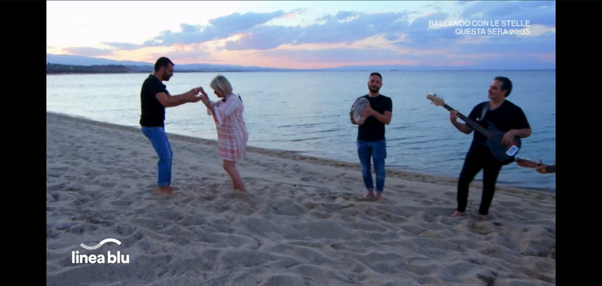 paoloigna1's tweet photo. Il fascino dei miti dell'antica Grecia che si rivive a #CapoRizzuto.
La danza come elemento di comunità e Salvatore del gruppo #Astekena insegna a @donabianchi1 la tarantella calabrese. https://t.co/jjFZXITPyg