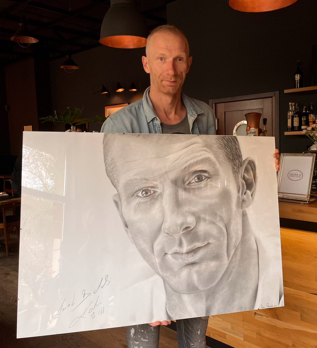 pluszack's tweet image. Kochani, Karol Bielecki wspiera aukcje na rzecz Lesia Salvy 💛! Dziś złożył autograf na portrecie, który wkrótce będzie można wylicytować na Facebooku. Podam link jak już będzie ❤️.