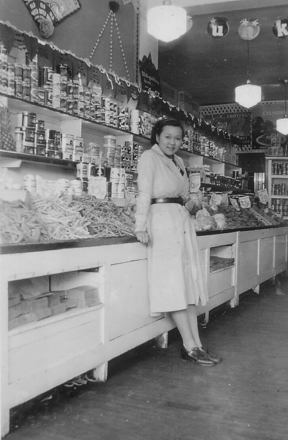 JeanLumbFdn's tweet photo. The correct answer to today's quiz question is B. 17! In 1936, at the age of 17, Lumb settled in Toronto and opened a fruit store at Bathurst Street and St. Clair Avenue. 🍇🍈🍉🍊🍏 🍎🍐 Her business became such a success that she brought her parents and siblings from Vancouver. https://t.co/IVrvCKOO0o