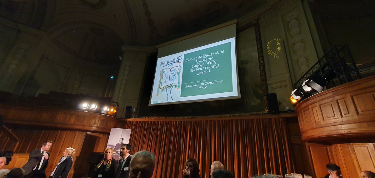 FavePj's tweet photo. Très heureux et fier d'accompagner les lauréats du 2ème prix Samuel #Paty à la Sorbonne : des #eleves du #PEJS pôle d'enseignement des jeunes sourds du collège Bachelard @AcademieDijon . Merci à l'engagement au quotidien de Mme Koehler, enseignante de #LSF .
#APHG https://t.co/kdZqkS88Qx
