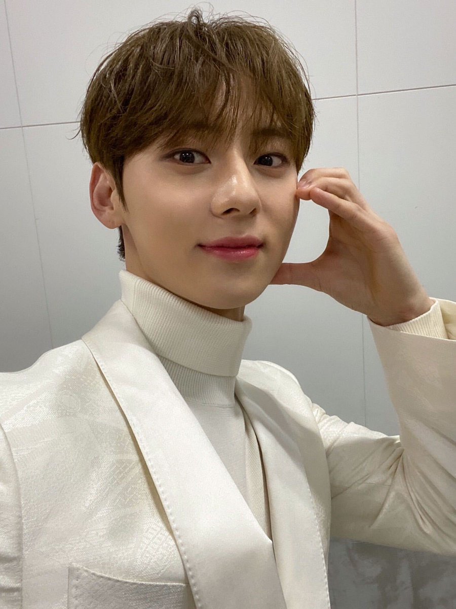 MINHYUN_PLEDIS's tweet photo. [#Moment_H] 📸
#KCON2022JAPAN  DAY2❤️
💝선물 같은 시간을 선사한
황도들의 대장이자 자랑
MC 황민현 🍑🧡
우리 대장 이렇게 MC도 잘하면
천재 밖에 못해 🤭💞

#황민현 #HWANGMINHYUN https://t.co/q4LZ6OchjW