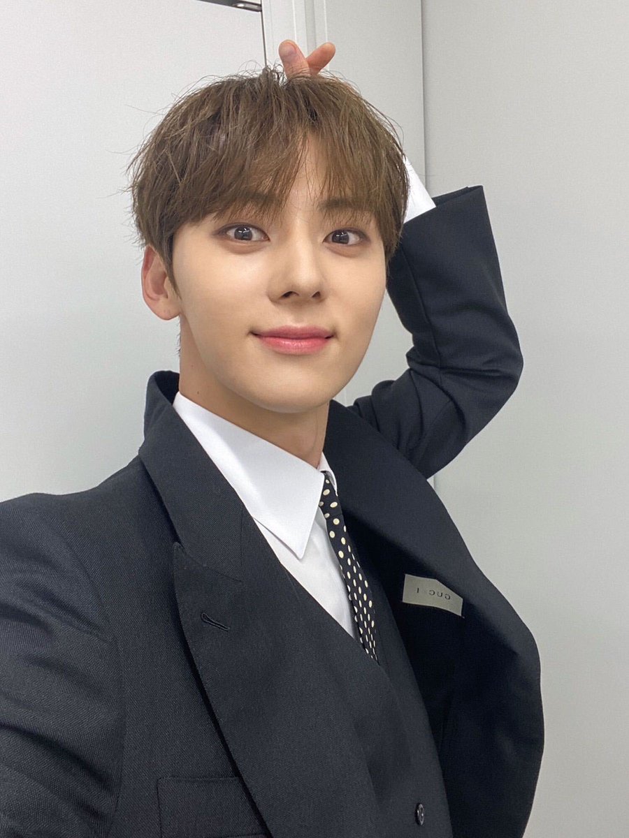 MINHYUN_PLEDIS's tweet photo. [#Moment_H] 📸
#KCON2022JAPAN  DAY2❤️
💝선물 같은 시간을 선사한
황도들의 대장이자 자랑
MC 황민현 🍑🧡
우리 대장 이렇게 MC도 잘하면
천재 밖에 못해 🤭💞

#황민현 #HWANGMINHYUN https://t.co/q4LZ6OchjW
