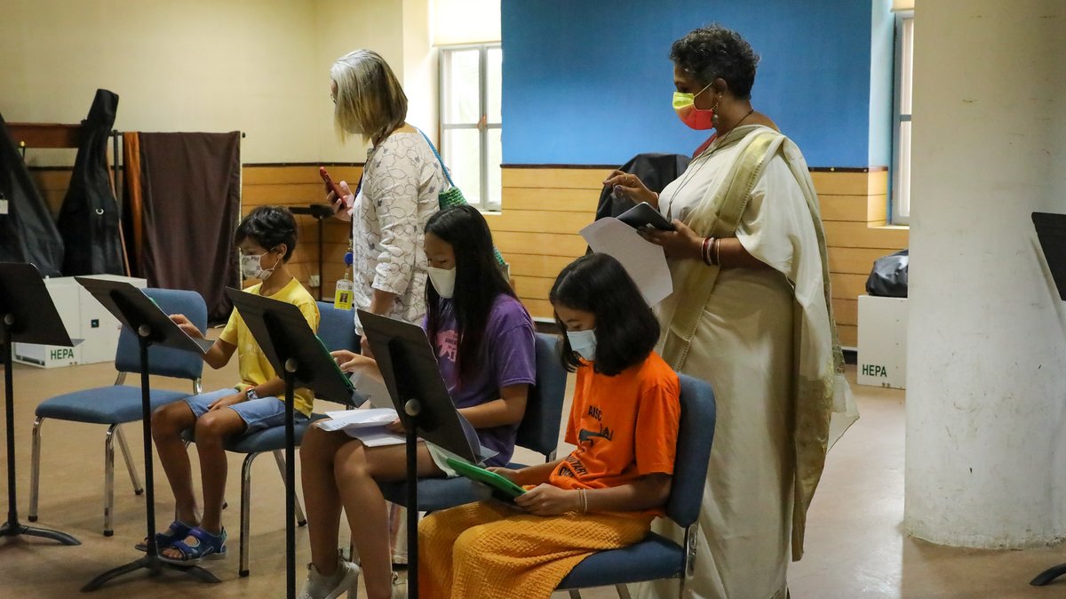 AISChennai's tweet image. Technology supports learning at AISC. #AISCGrade5 students work with our Elementary School Tech Integrator to explore how tech could support their project: the &apos;Migration Museum&apos;.
#AISCElementarySchool
#AISCTechnology