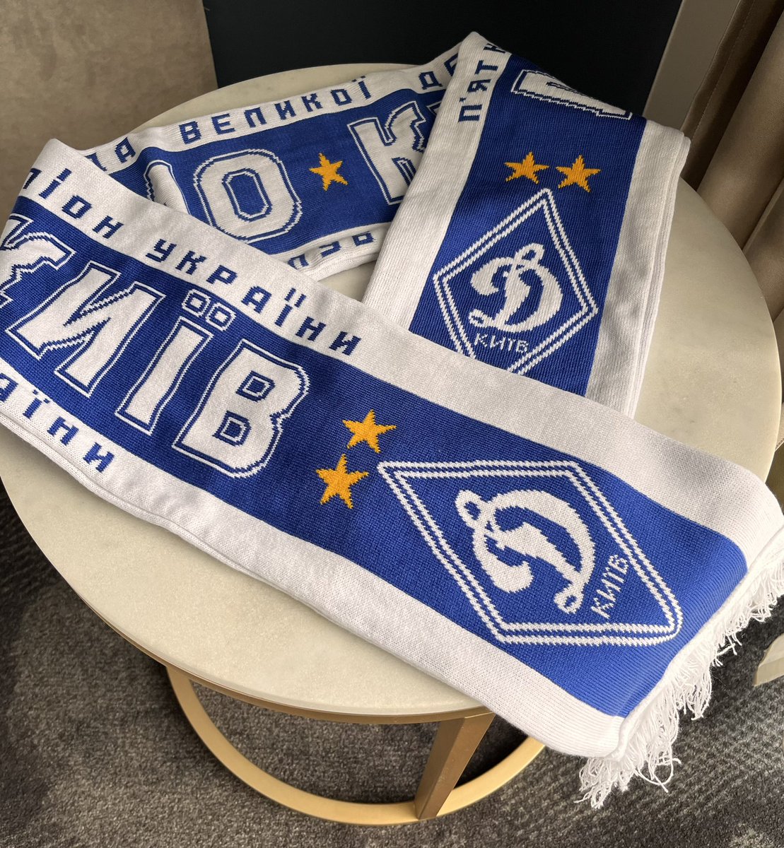 Roman_F35's tweet photo. On rentre de Kraków avec un petit souvenir ! #FCDK 🇺🇦👊🏻 https://t.co/5BxeZ9SMZ3