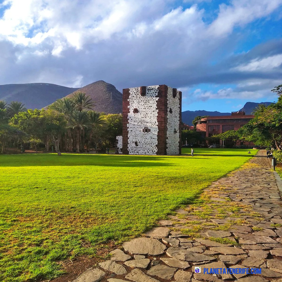La Torre del Conde de #SanSebastiandeLaGomera es una fortaleza medieval gótica, además de la única de las torres defensivas construidas durante la Conquista de Canarias que ha llegado hasta nuestros días.