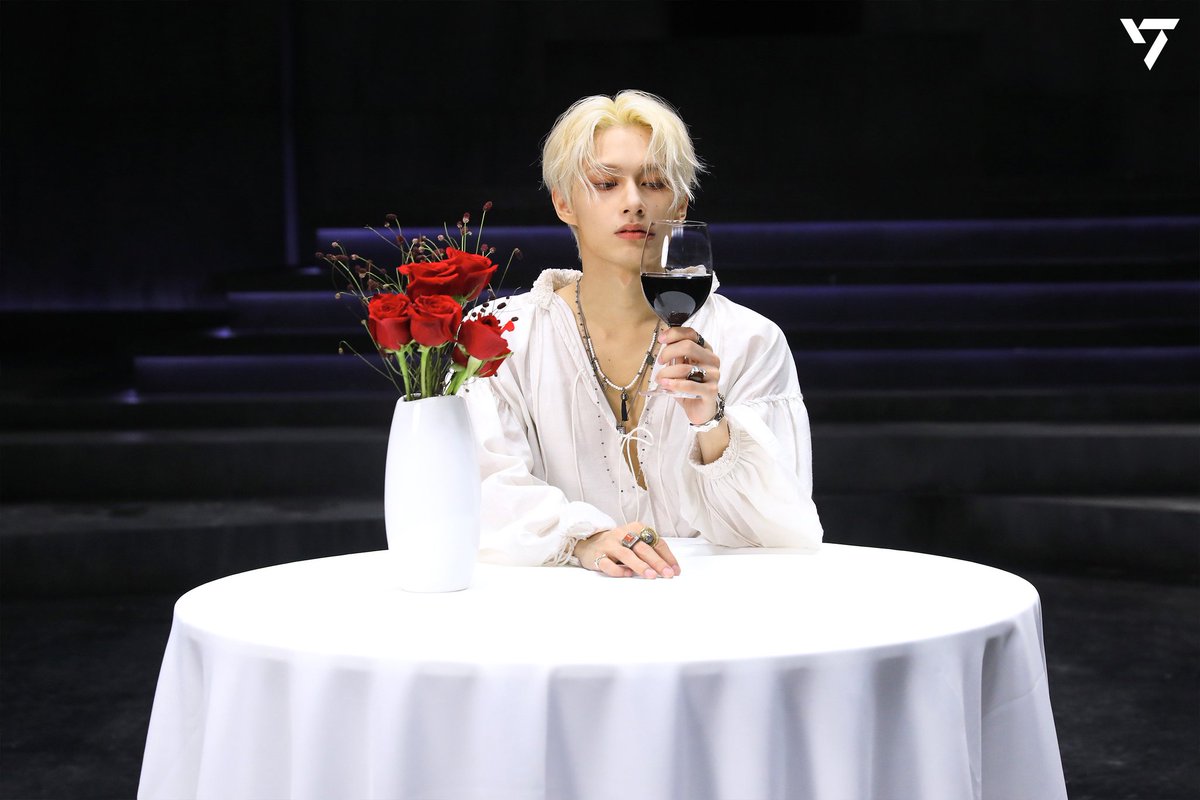 왕자님 이 옷 입고 훠궈를 드시다니 역시 부자시군요