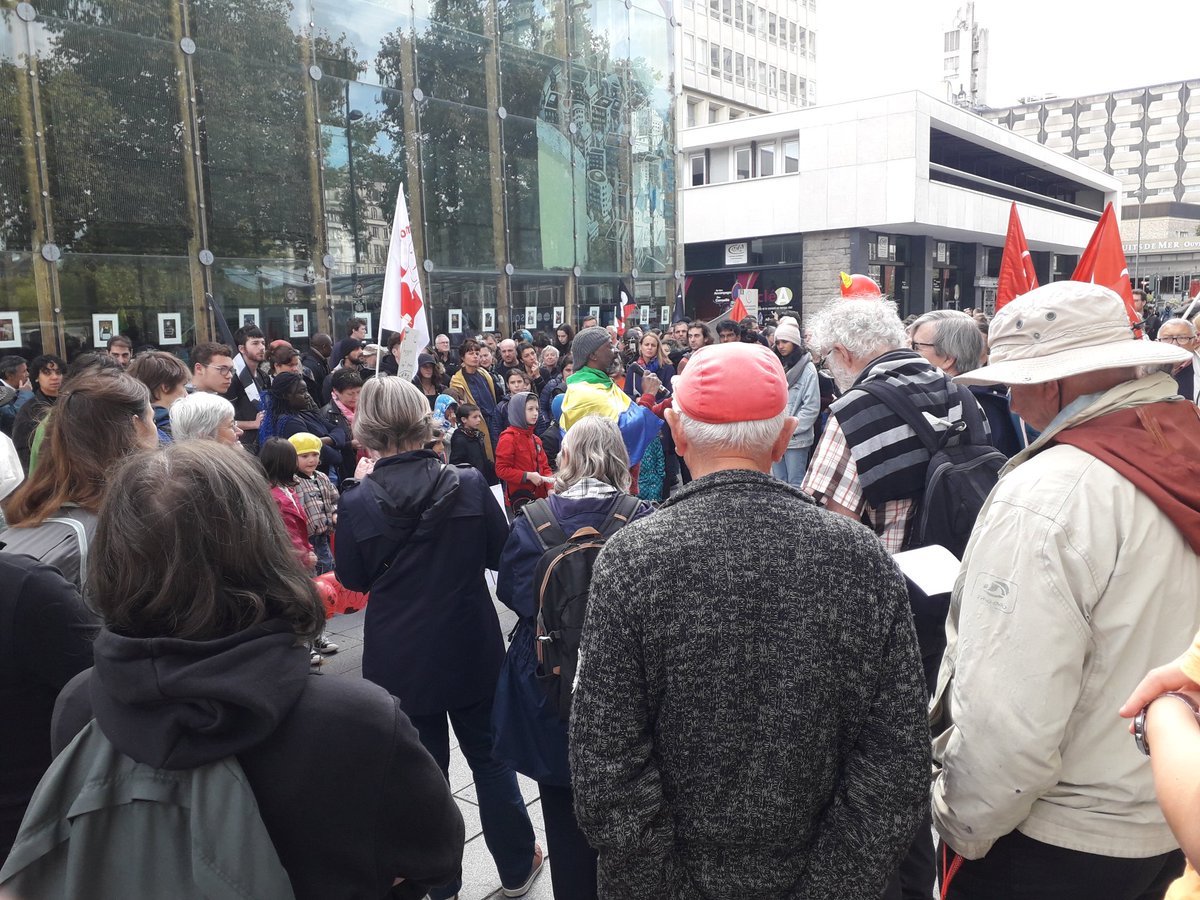 Rassemblement en cours à Rennes pour soutenir les réfugiés et migrants abandonnés par l'état dans conditions indignes. Un logement et des papiers pour tou.te.s ! L'état doit prendre ses responsabilités #Rennes