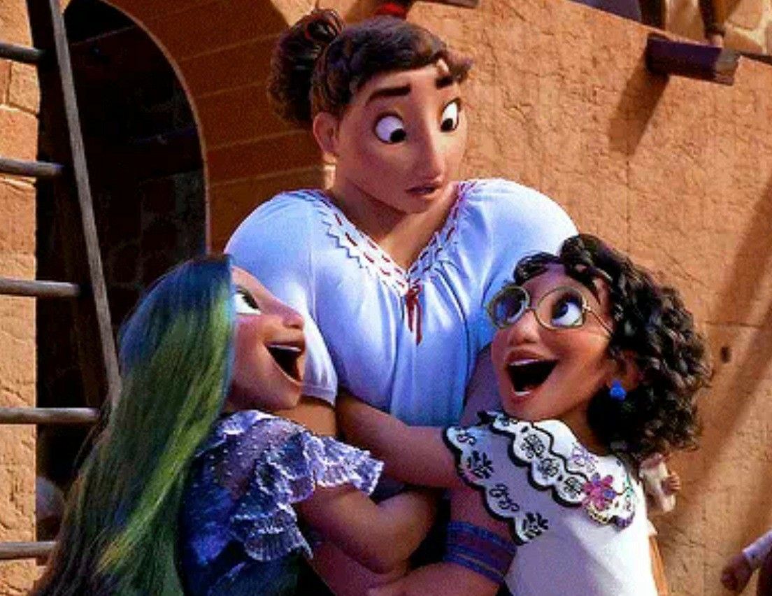 EmmaQeA1's tweet photo. Watching Encanto makes me realise how much Isabela looks like Elsa. Both suffered under hugh pressure and stress and both got their happy family-ending! #BringElsaHome #Family #QueenElsa #Isabela #FixFrozen2 #Frozen #Encanto https://t.co/BAEc0kay7E