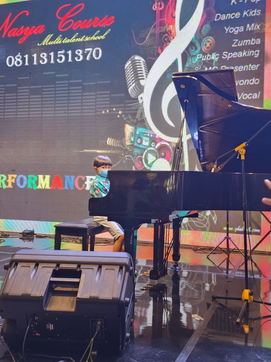euraa91's tweet photo. Good job performance dear... love love so much... kata alan 'mau lagu dreaming' ntar belajar yah nak... hihihi #pianoboy #elfjunior https://t.co/TLC9TSV8YT