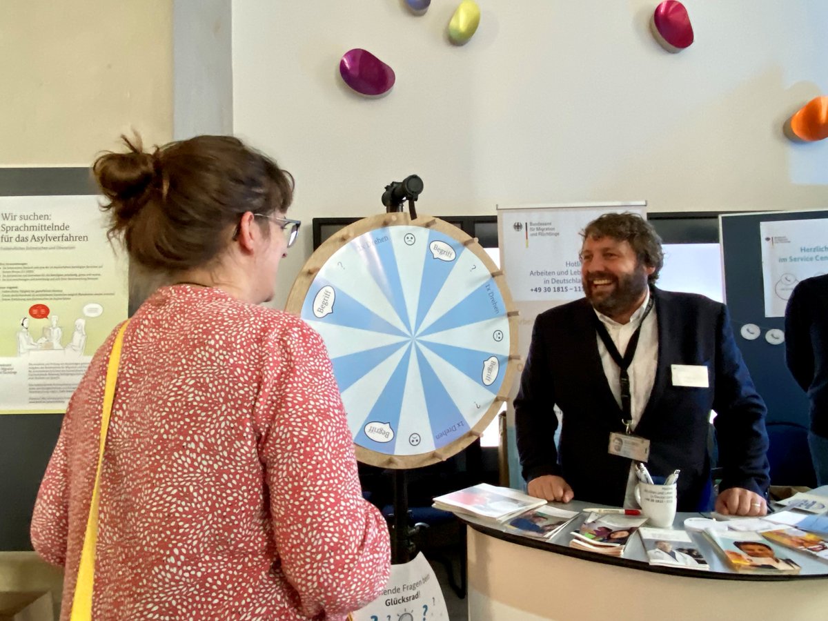BAMF_Dialog's tweet photo. Die Kolleginnen und Kollegen von der Hotline „Arbeiten & Leben in Deutschland“ (#ALiD) sind auch mit einem eigenen Stand vertreten und beraten zu Fragen rund um Jobsuche, Arbeit und Beruf und Anerkennung ausländischer Berufsabschlüsse. https://t.co/xg3QNEwLnE