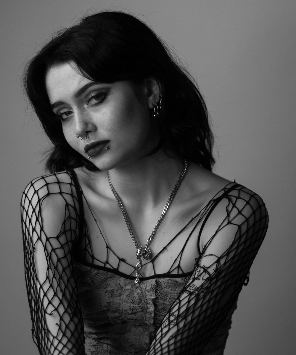 msraudrsbase's tweet photo. nome: thalia grace 
idαde (16-19): 18
sexuαlidαde: bissexual 
pronomes: ela/dela
frαternidαde: slytherin
erα: golden.
user: @zeusteodeio 
extrαcurriculαr: estudo de fantasmas e ghouls.
shαpe + 2 fotos: inna nord https://t.co/hO5rq5ETuJ