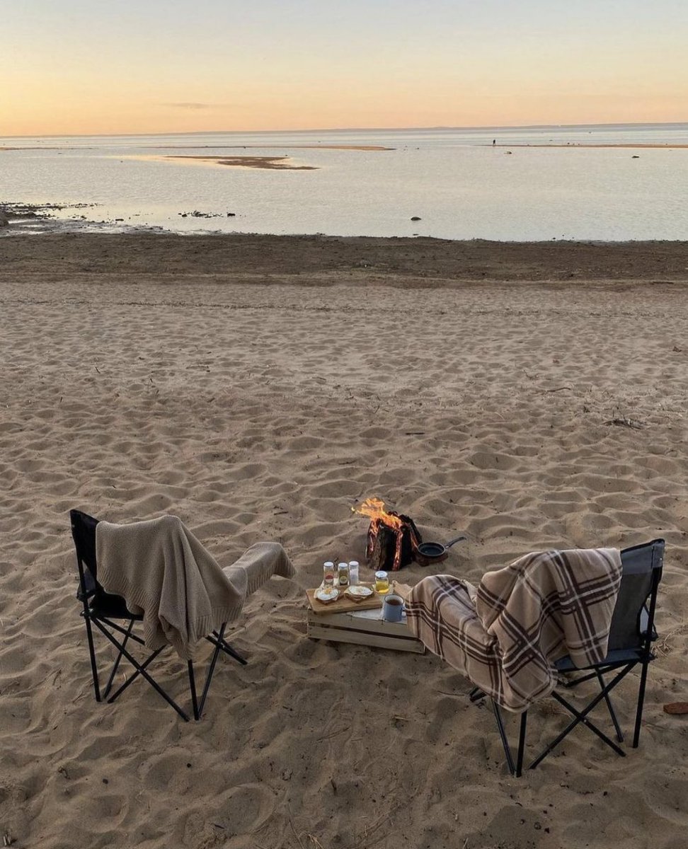 Autumn day at the beach 🖤