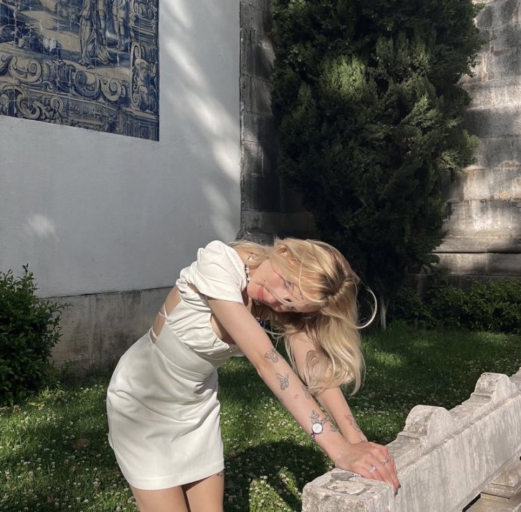 msraudrsbase's tweet photo. nome: pandora ollivander 
idαde (16-19): 18
sexuαlidαde: pan
pronomes: ela/delu
frαternidαde: corvinal
erα: marauder
user: @fotvgrafa 
extrαcurriculαr: astrologia, poções 
shαpe + 2 fotos: mamontienok https://t.co/7MEtRrS4bs